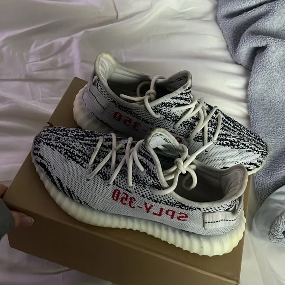 Yeezy Boost 350 V2 ‘Zebra’ 2022/2023 - Picture 2 of 4